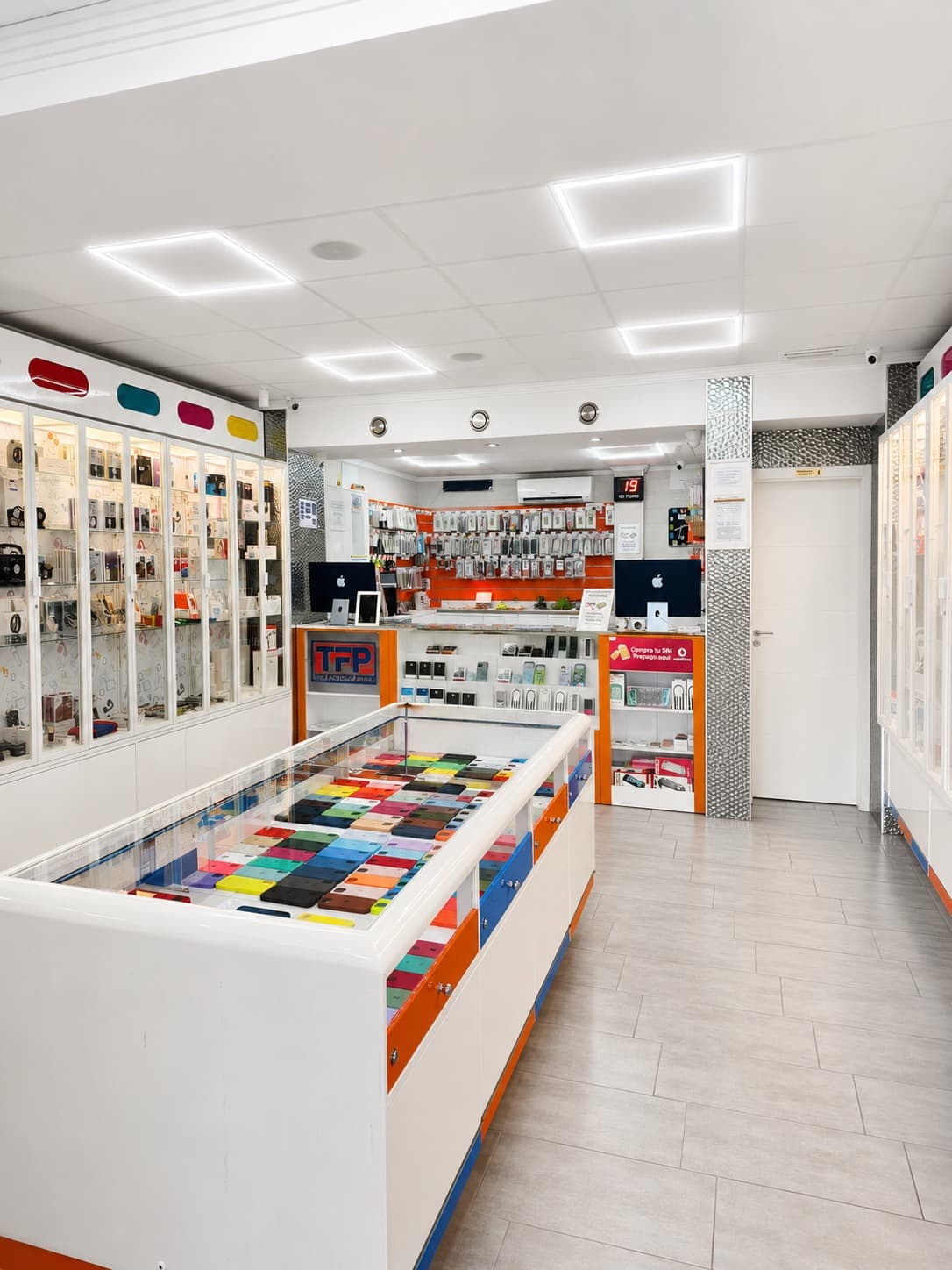 Interior de la tienda The Factory Phone en Lebrija